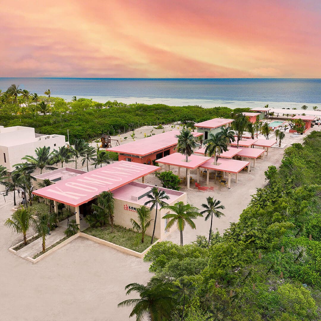 Komunah Beach Club operativo frente al mar en San Crisanto